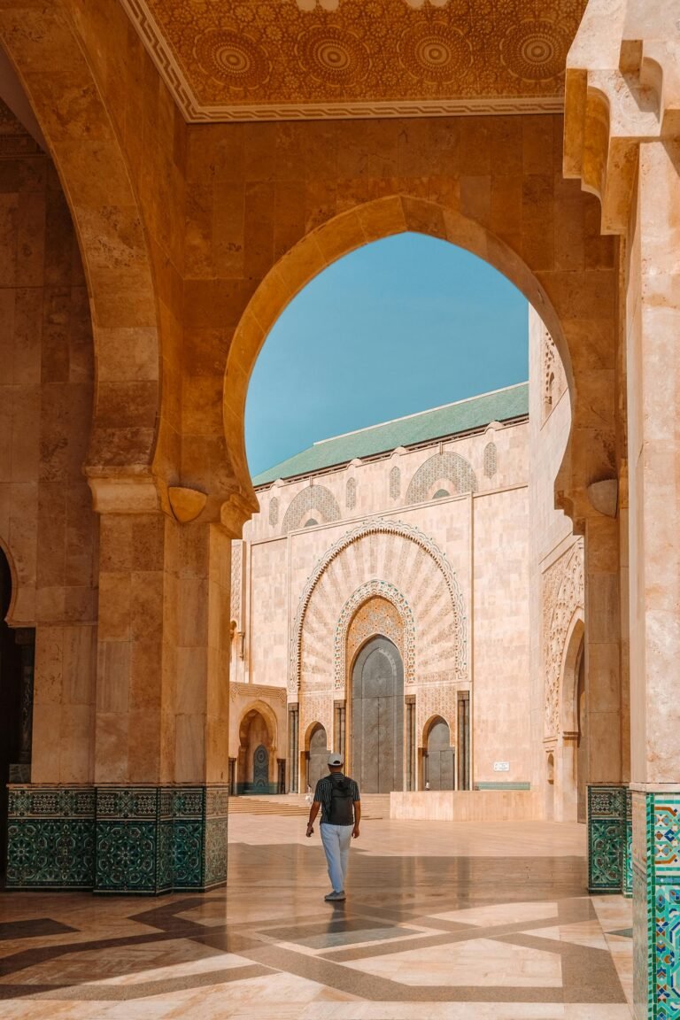 Tours de Varios Días por Marruecos Ancient medina street in Fes, starting point of a private multi-day Morocco tour to Marrakech via the Sahara Desert