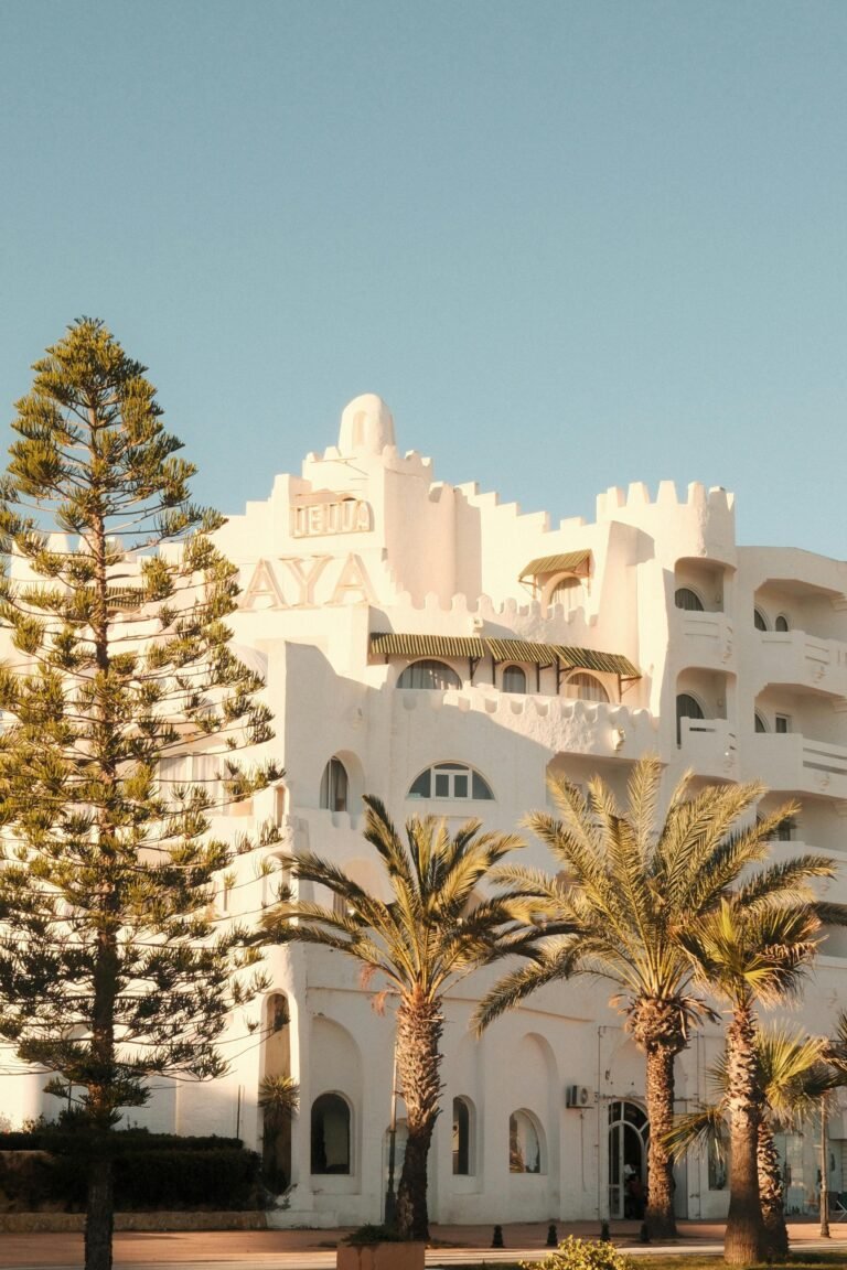 Tours de Varios Días por Marruecos Sweeping Moroccan desert and mountain landscape on the 14-day Grand Morocco Journey private tour