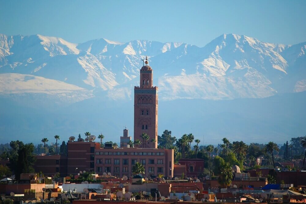 Tours al Desierto de Marruecos Koutoubia Mosque Marrakech skyline with Atlas Mountains Morocco