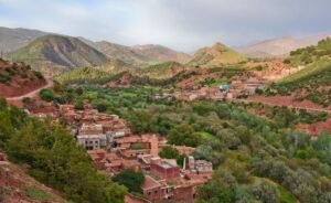 La Mejor Época para Cada Actividad en Marruecos: Guía por Temporadas Aerial view of a village in the High Atlas Mountains valleys, Morocco, a prime trekking destination