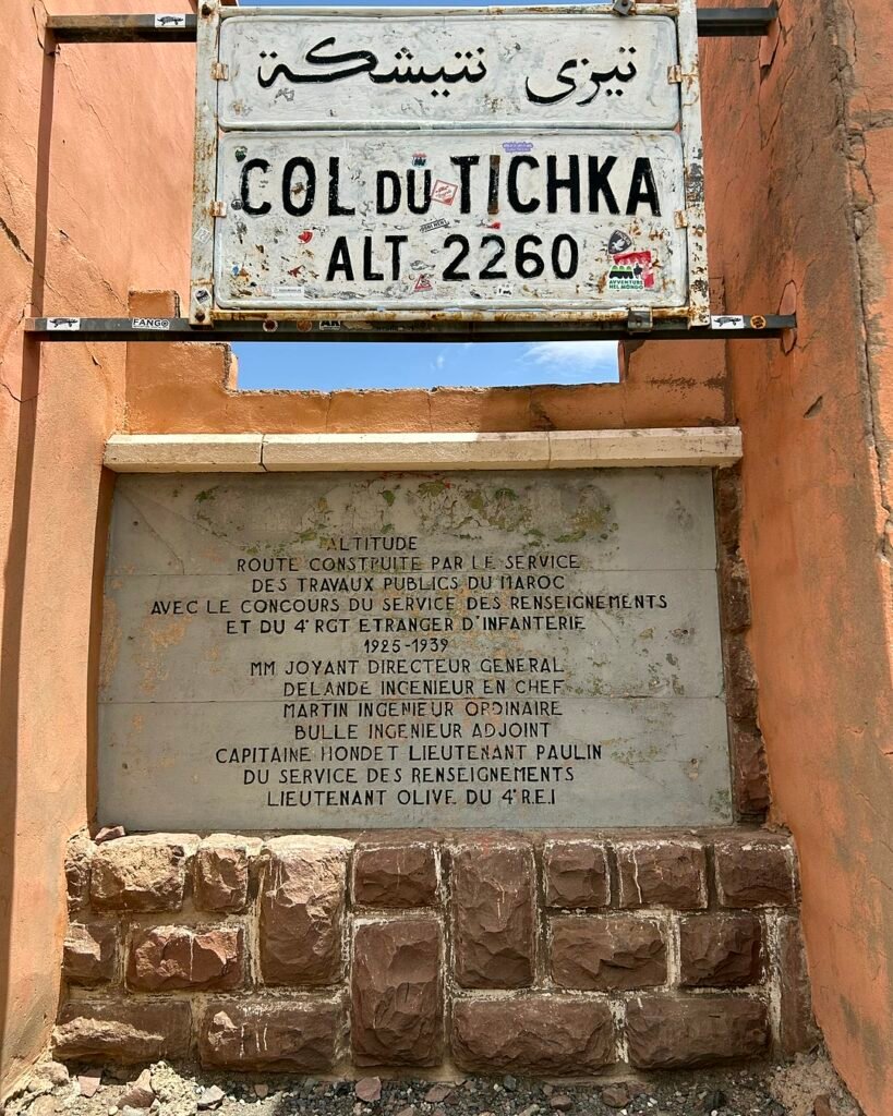 Cartel del puerto de Tizi n'Tichka en la carretera del Alto Atlas