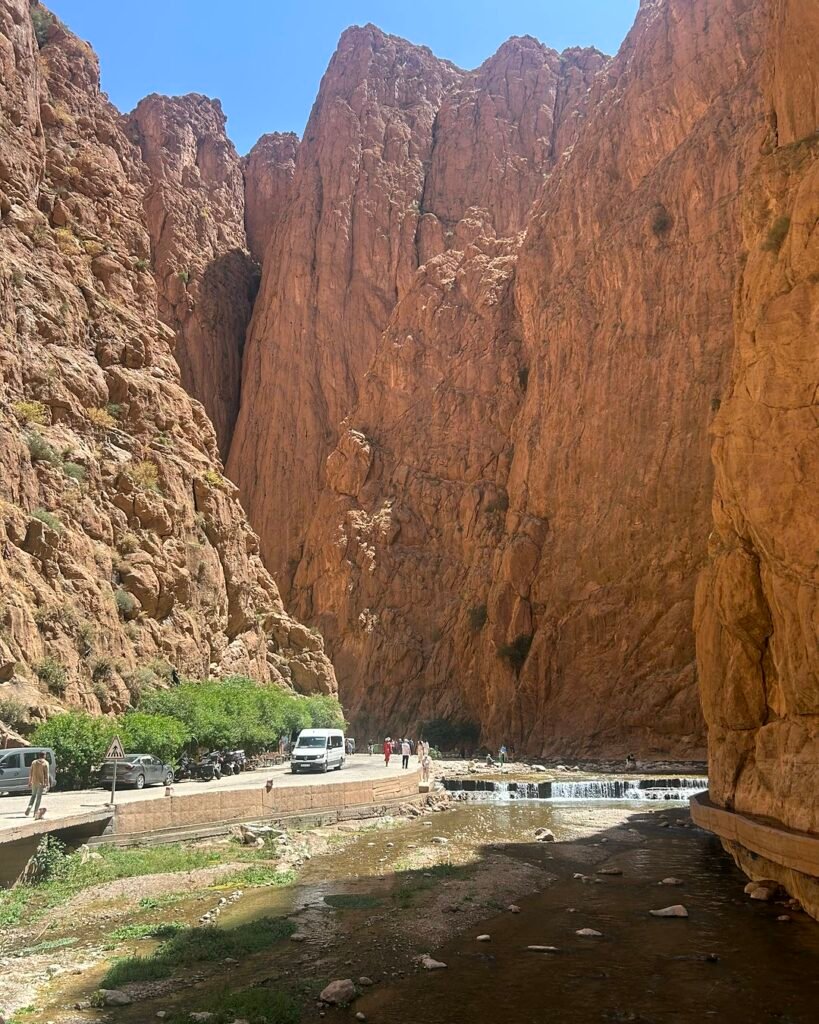 Altos acantilados de la Garganta del Todra entre Merzouga y el Valle del Dades