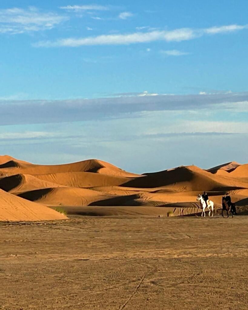 Dunas de Erg Chebbi cerca de Merzouga, tranquilas en invierno